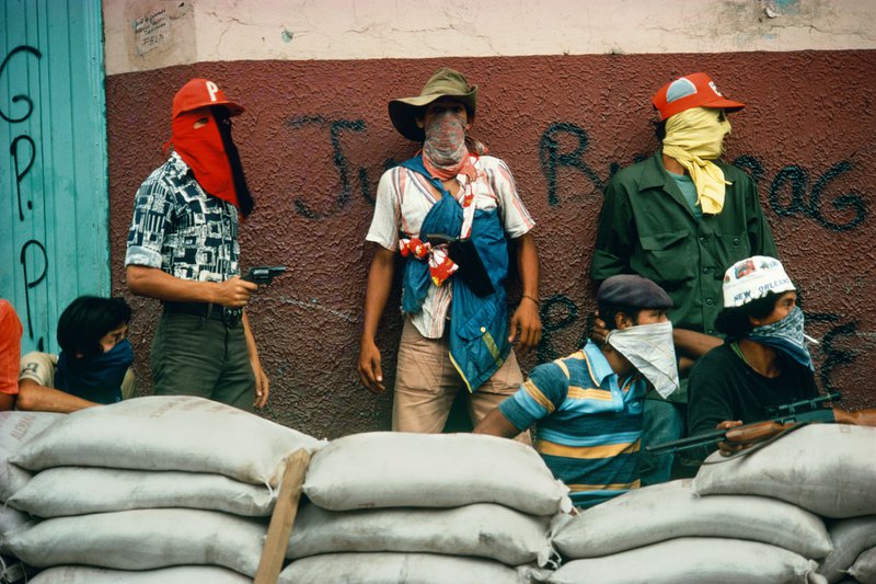 Susan Meiselas_Muchachos counterattack by the National Guard. Matagalpa, Nicaragua, 1979_C_Susan Meiselas_Magnum Photos